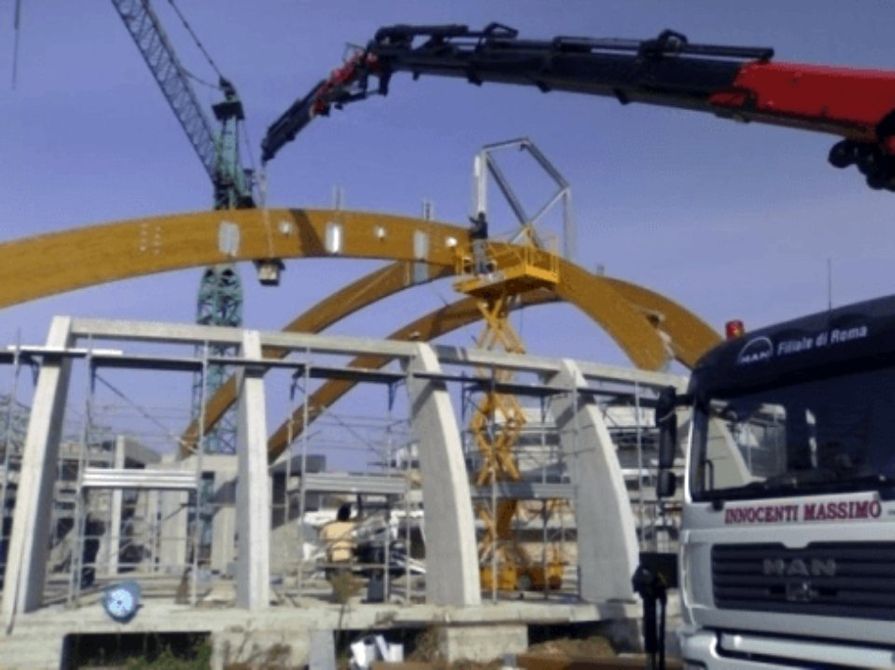 Costruzione con gru