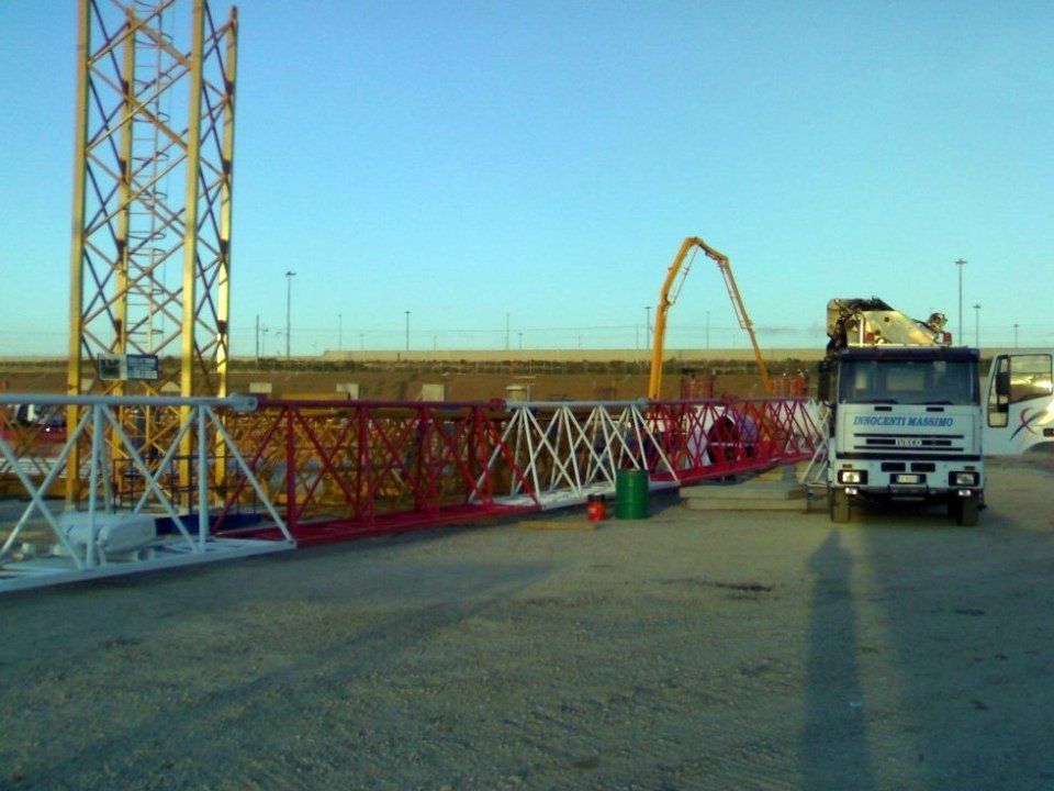 Cantiere con gru