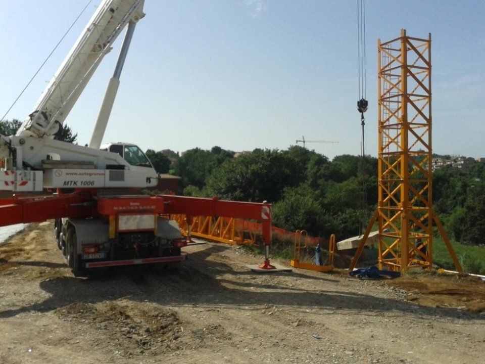 Cantiere con gru