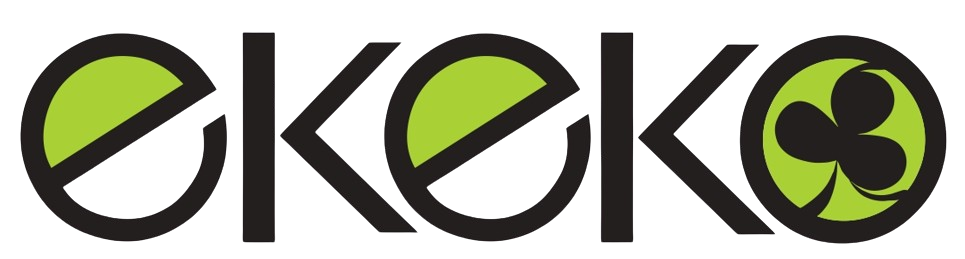 Logotipo negro de “ekok” con detalles verdes y un símbolo de reciclaje verde en la “o” final.