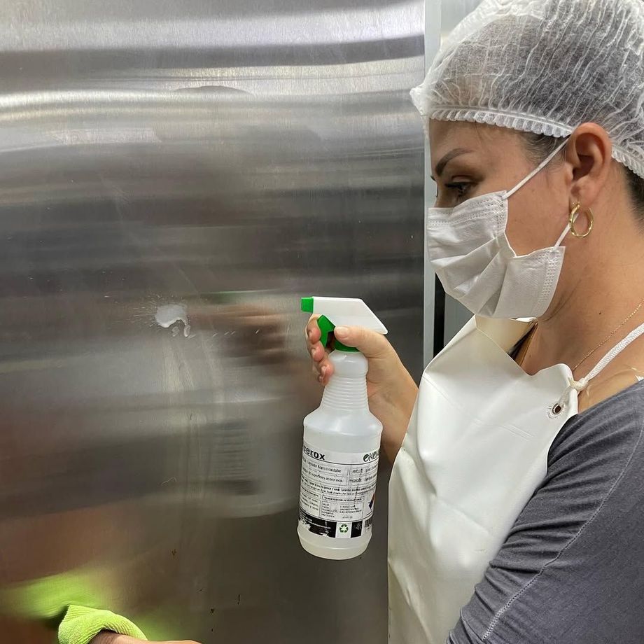 Interior acogedor de un centro naturista con ambiente profesional y plantas medicinales