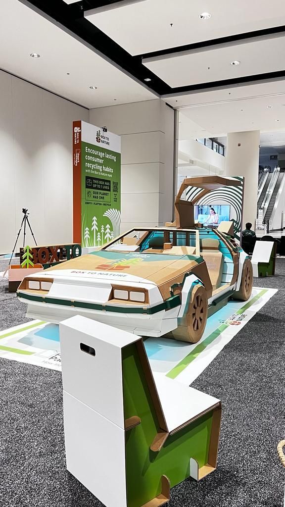 GOKARTON's Pack Expo Custom Cardboard DeLorean. Pack to the Future.