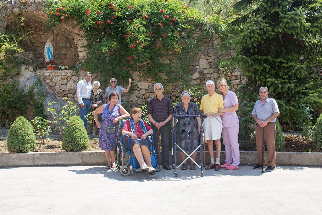gruppo di persone ospite di villa algisa