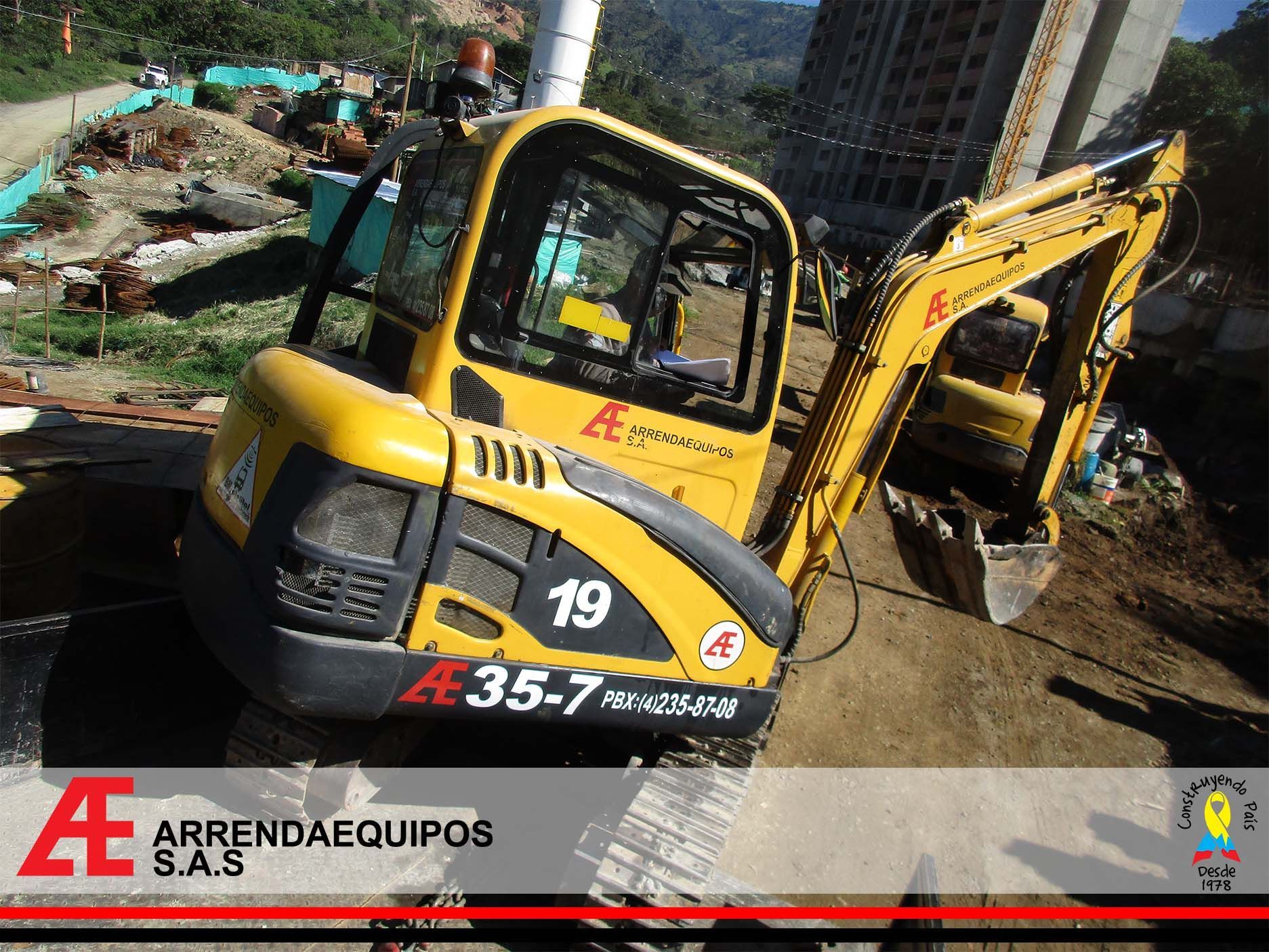 Excavadora amarilla con etiqueta 