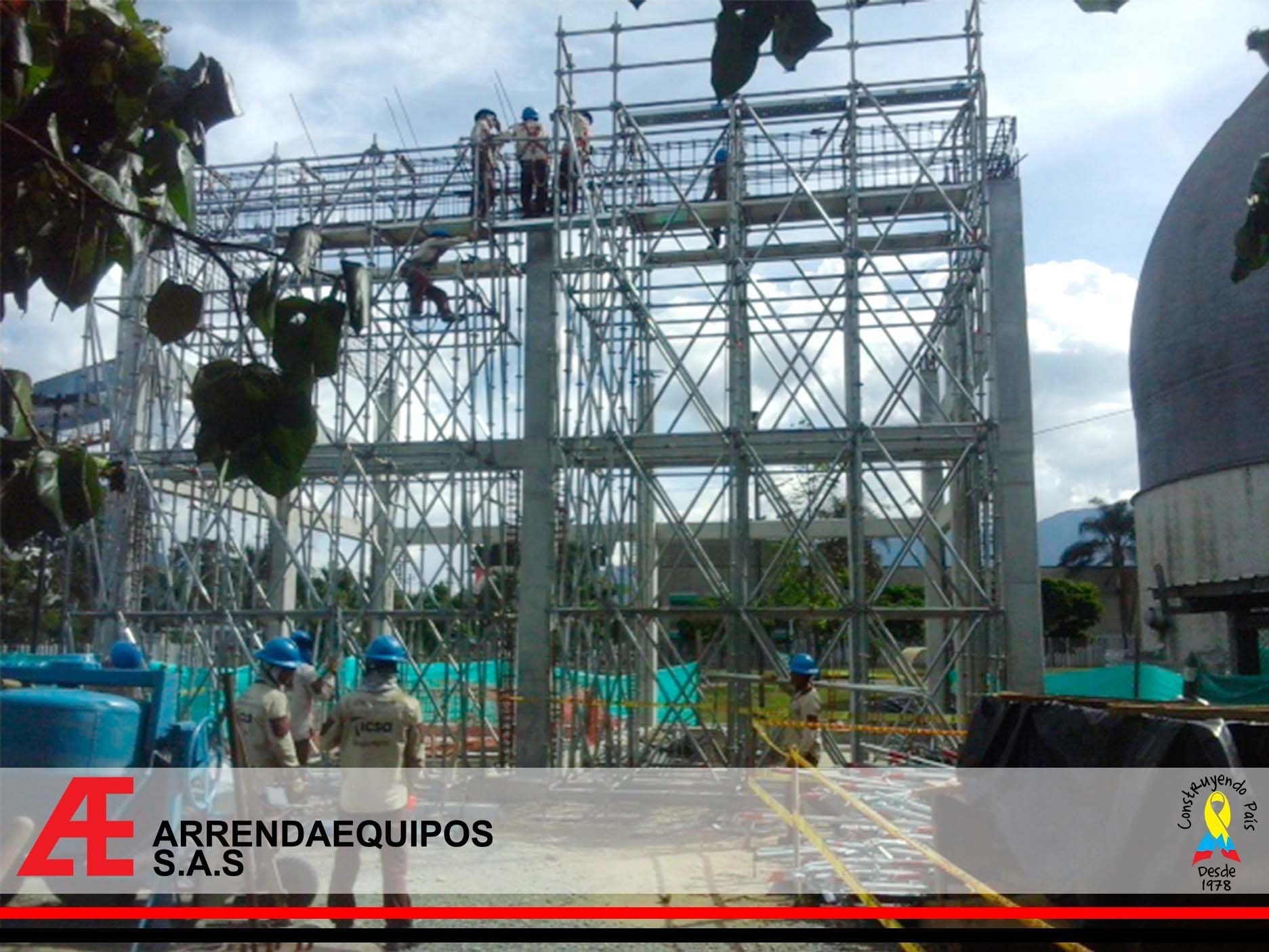 Obreros de la construcción en andamios en una obra en construcción; tonos verdes y azules presentes.