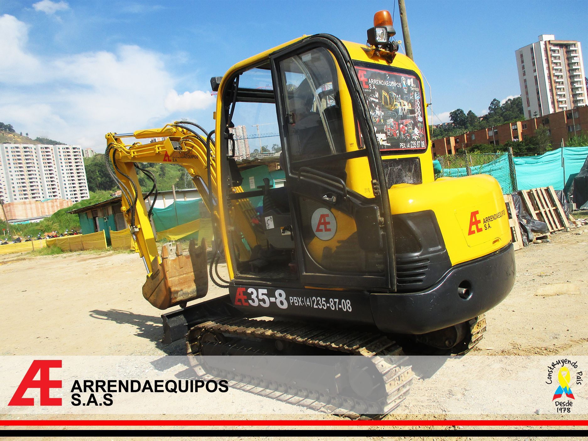 Miniexcavadora amarilla y negra en una obra. 