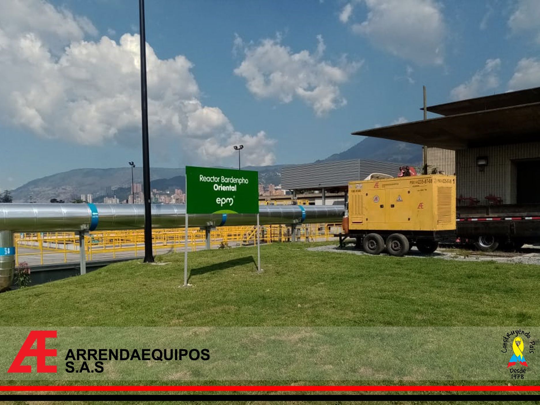 Letrero verde, tuberías, generador amarillo y fondo de montaña. Logotipo de 