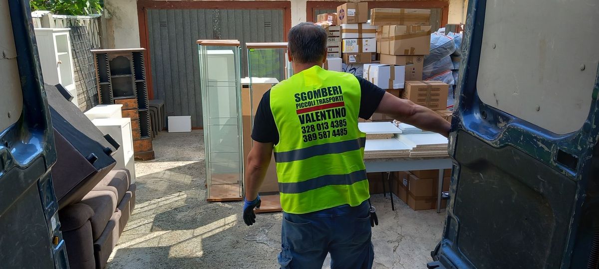 Operatori che svuotano un ambiente