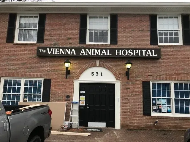 A brick building with a sign that says Vienna animal hospital.