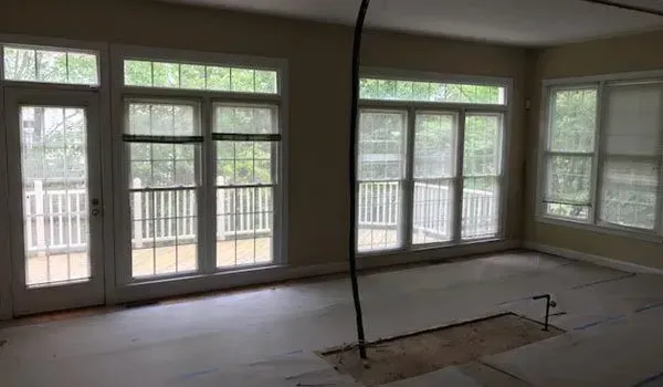An empty room with a lot of windows and doors.