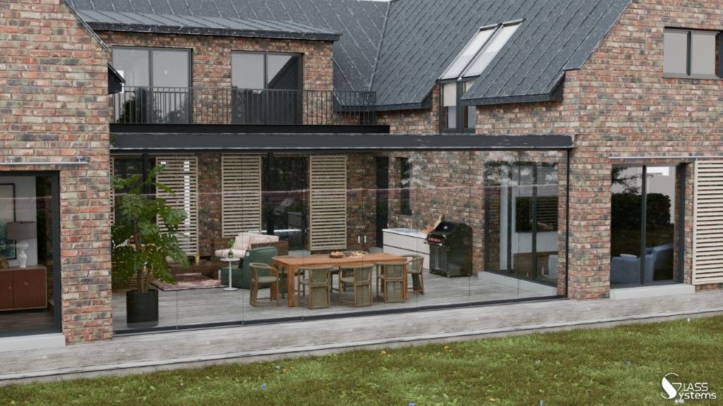 Cour intérieure d'une maison moderne en briques avec portes vitrées, table à manger extérieure et plantes en pot