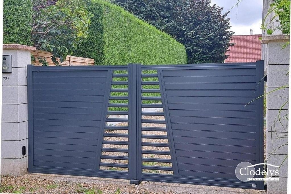 Double porte vitrée cintrée blanche sur une maison en stuc avec terrasse en pierre et banc à proximité