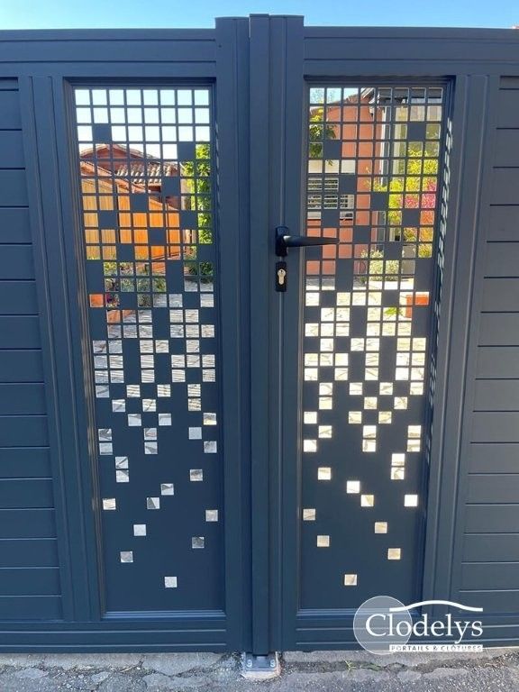 Portes-fenêtres et volets en bois sur la façade d'une maison donnant sur une terrasse en pierre ensoleillée