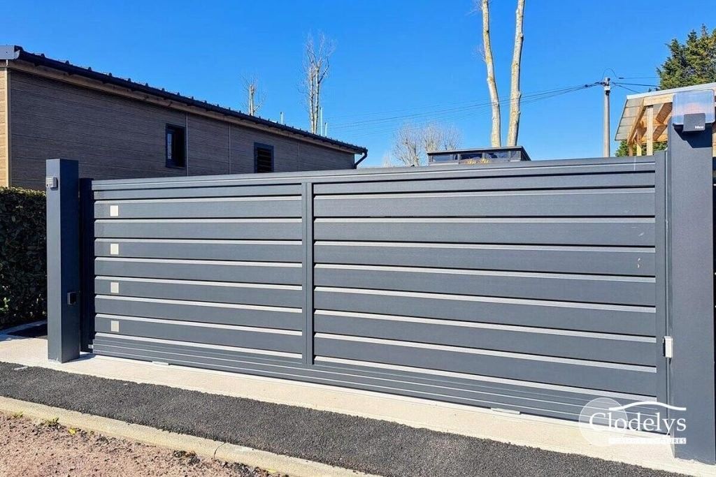 Double porte vitrée cintrée blanche sur une maison en stuc avec terrasse en pierre et banc à proximité
