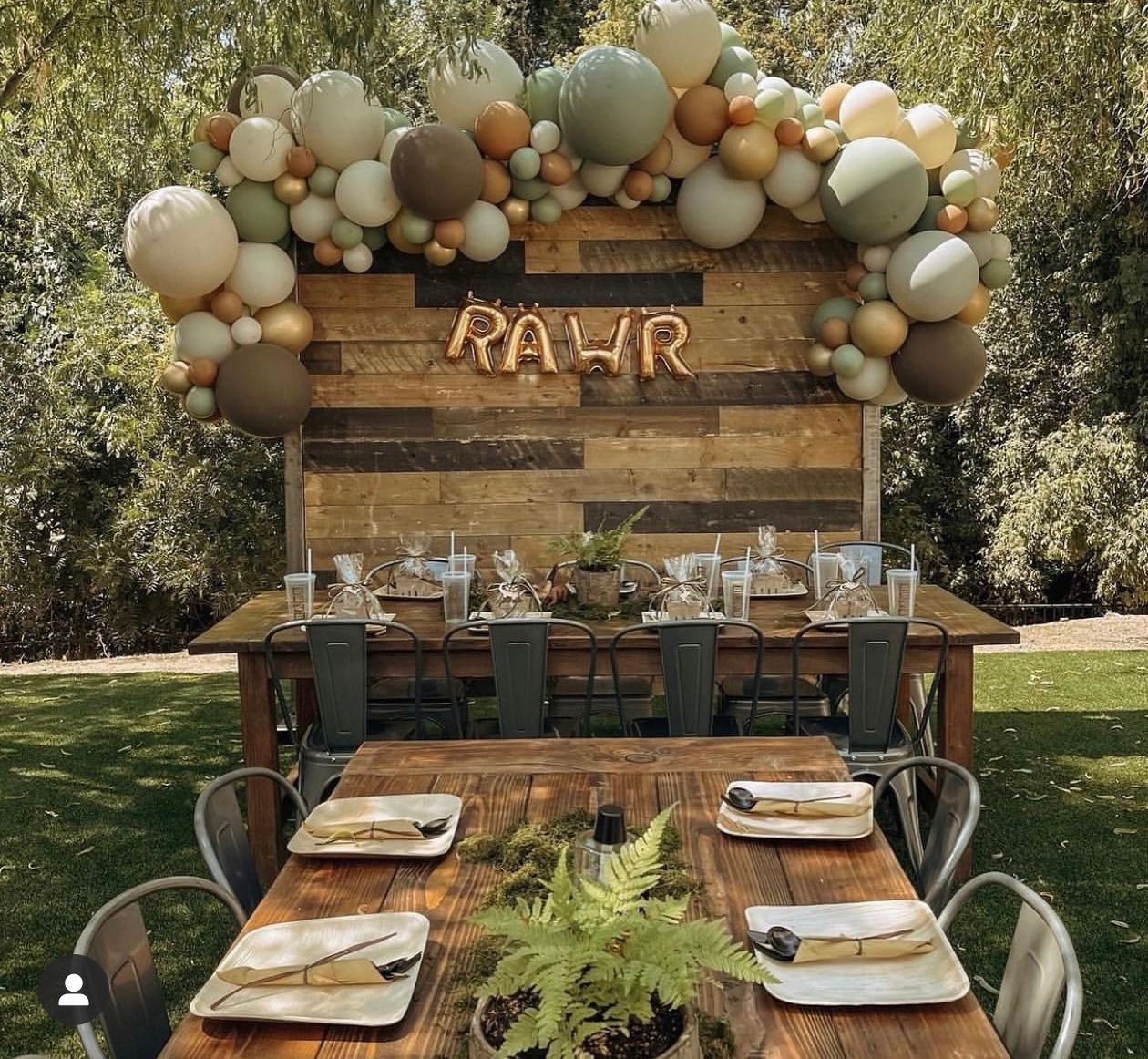 Dinosaur-themed party with