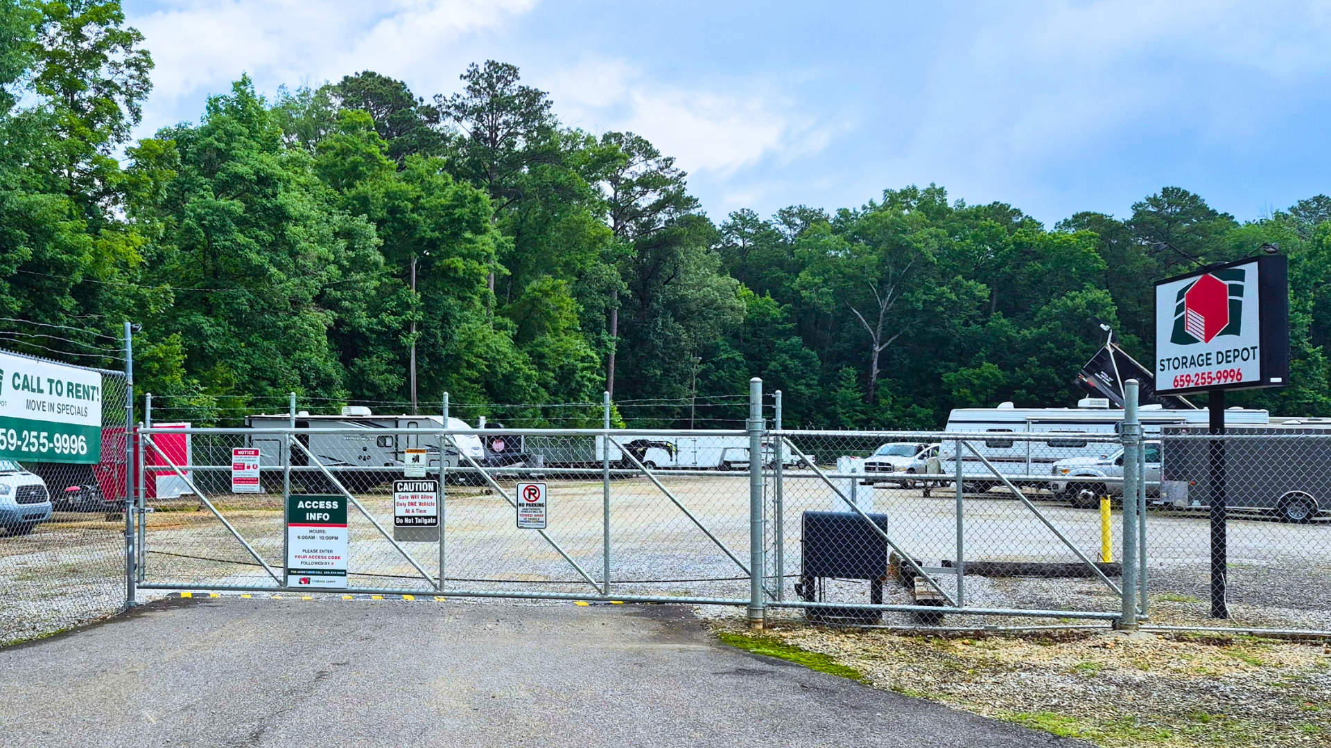 Outdoor RV & Boat Parking