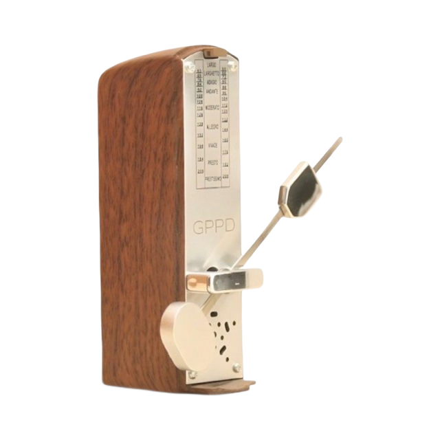 Houten metronoom met zilverkleurige wijzerplaat en slinger op een witte achtergrond.
