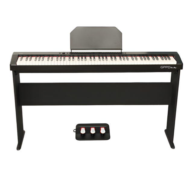 Zwarte digitale GPPD Home stage C8 piano met bijpassende pianokruk en driepedaalvoetschakelaar op een witte achtergrond.
