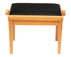 Houten pianokruk met zwart gestoffeerd zitvlak en licht houten poten, geïsoleerd op een witte achtergrond.