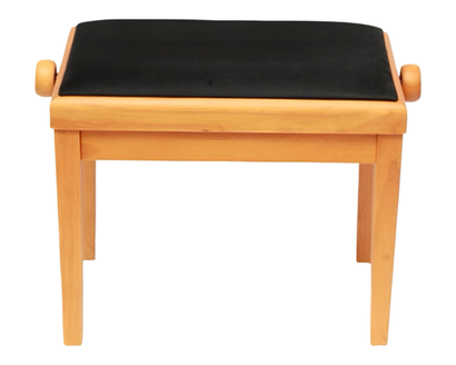 Houten pianokruk met zwart gestoffeerd zitvlak en licht houten poten, geïsoleerd op een witte achtergrond.