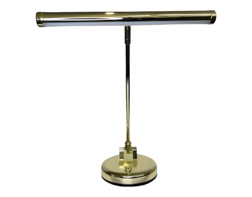 Messing pianolamp met een horizontale cilindrische kap op een ronde voet, geïsoleerd op een witte achtergrond.
