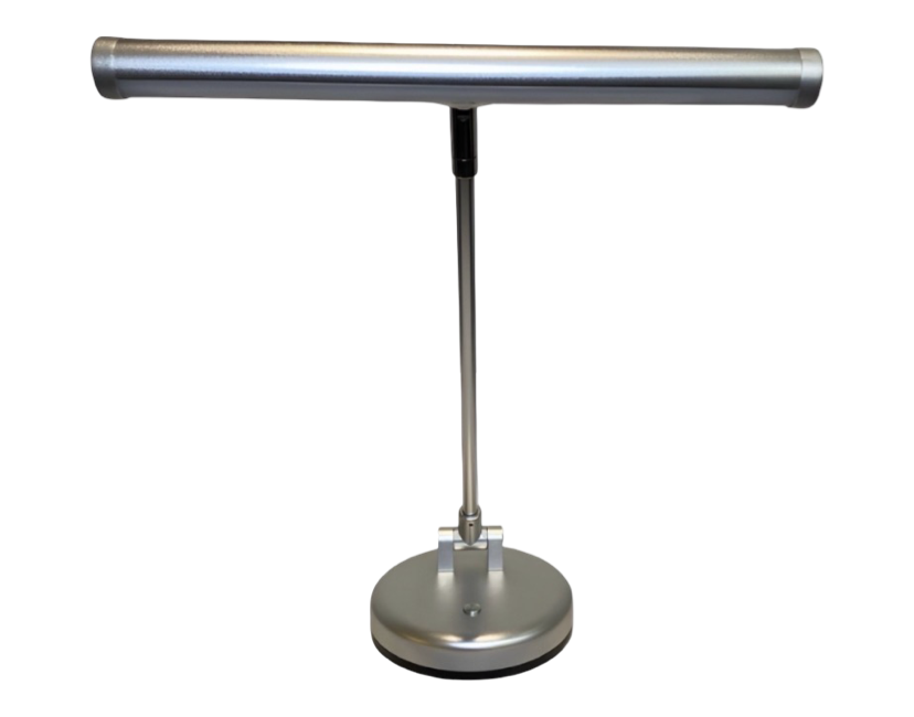 Chromen pianolamp  met ronde voet en verticale steel op een witte achtergrond.