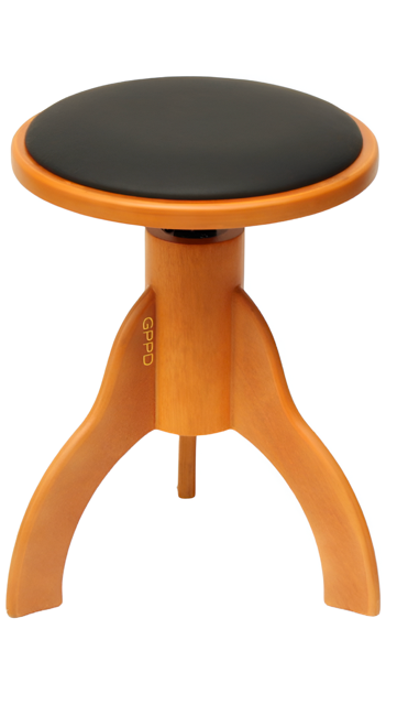 Oranje houten kruk met een ronde, zwarte, gewatteerde zitting en drie gebogen poten.