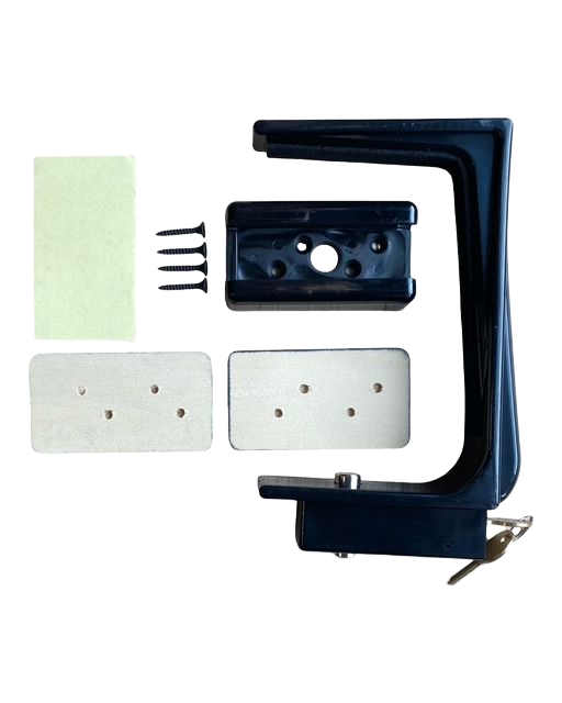 Zwarte Pianoslot met platen, schroeven en groene pad uitgestald op een witte achtergrond.