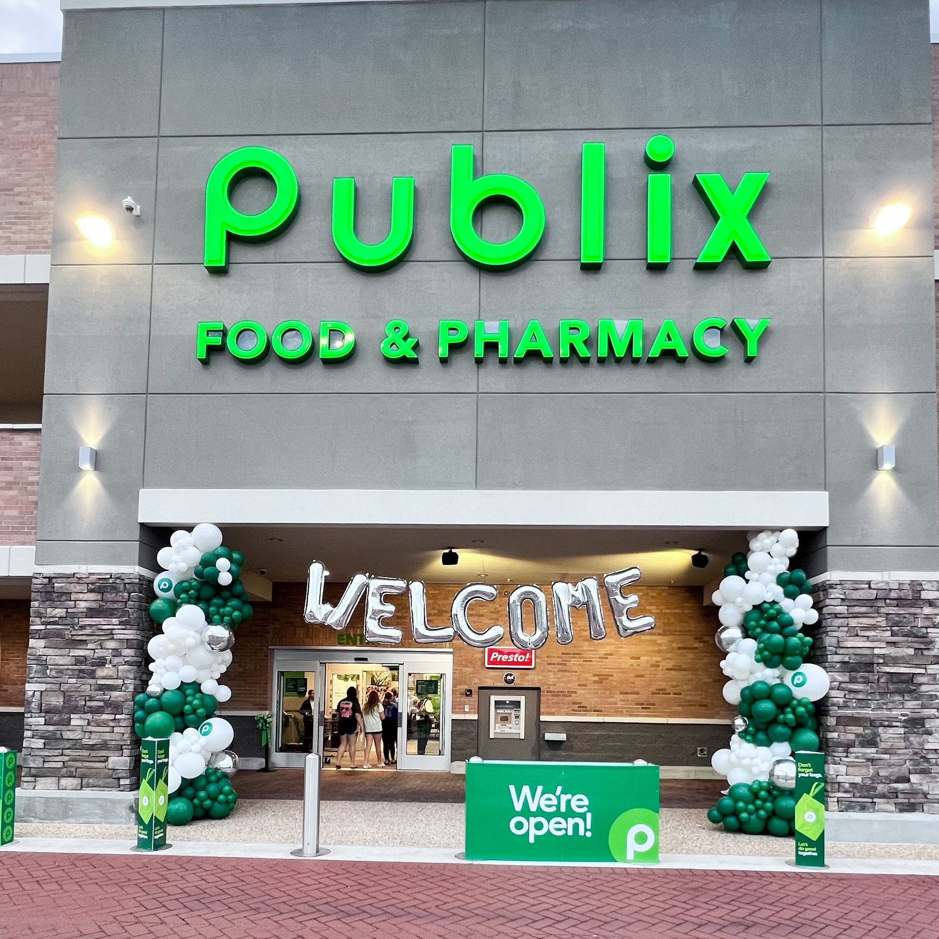 The front of a publix food and pharmacy store