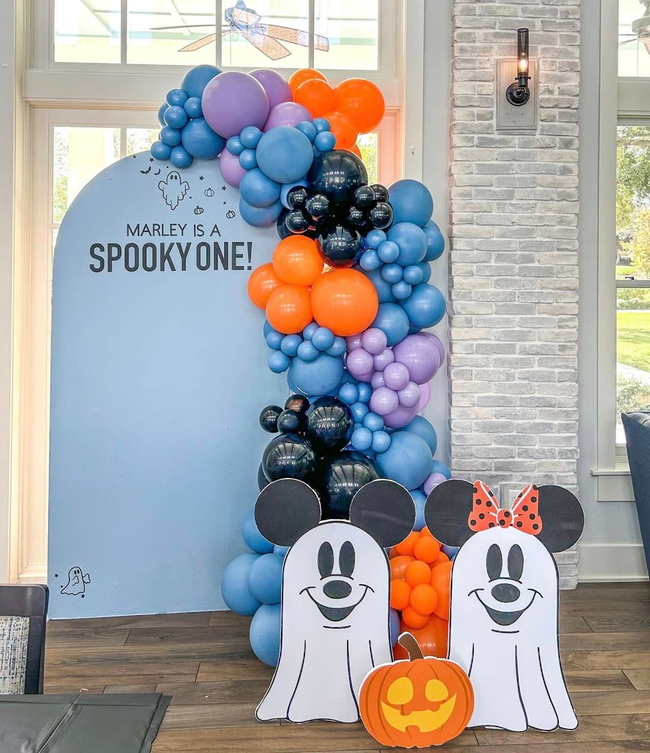 Halloween balloon garland with ghosts and pumpkins for a spooky Orlando event backdrop
