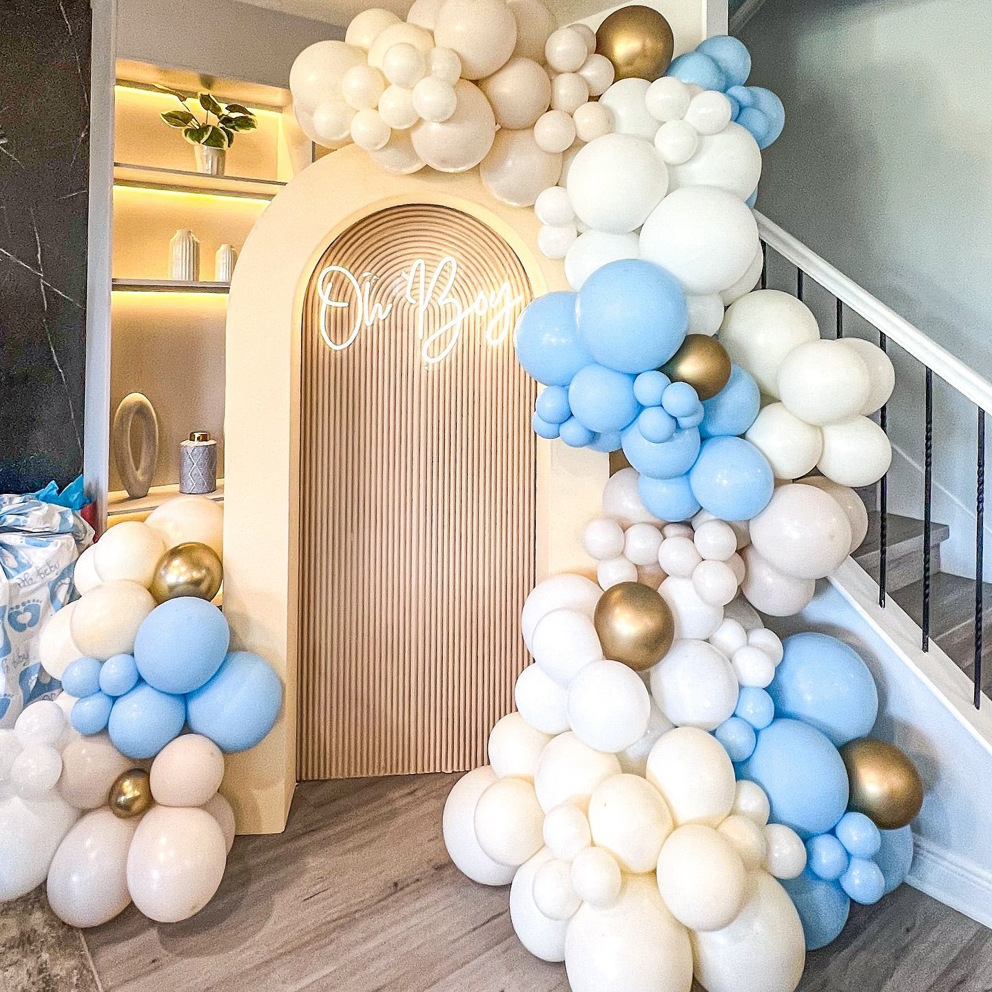 A room filled with balloons and a sign that says oh baby.
