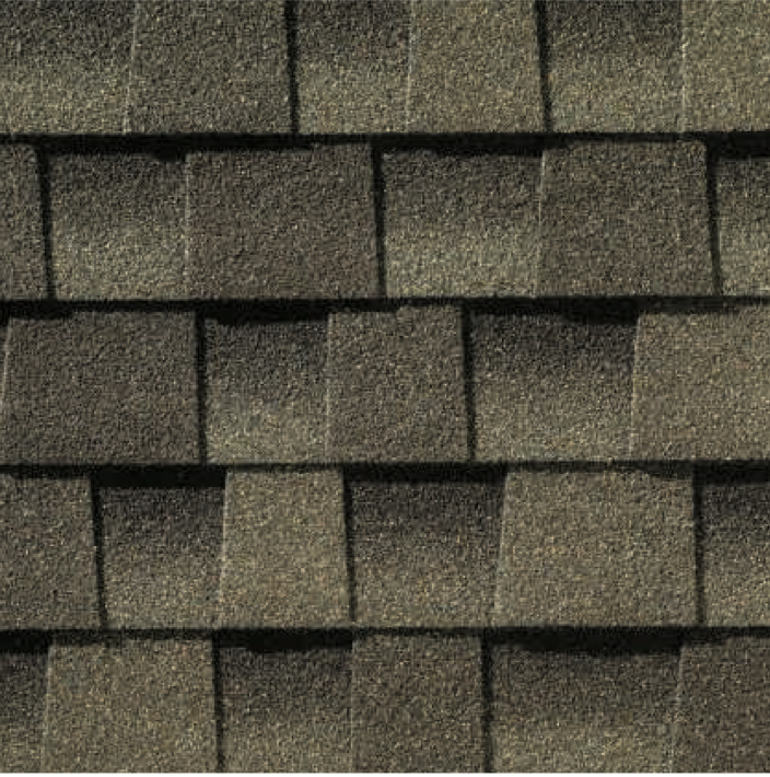 Gros plan sur des bardeaux de toiture en asphalte gris se chevauchant selon un motif décalé.