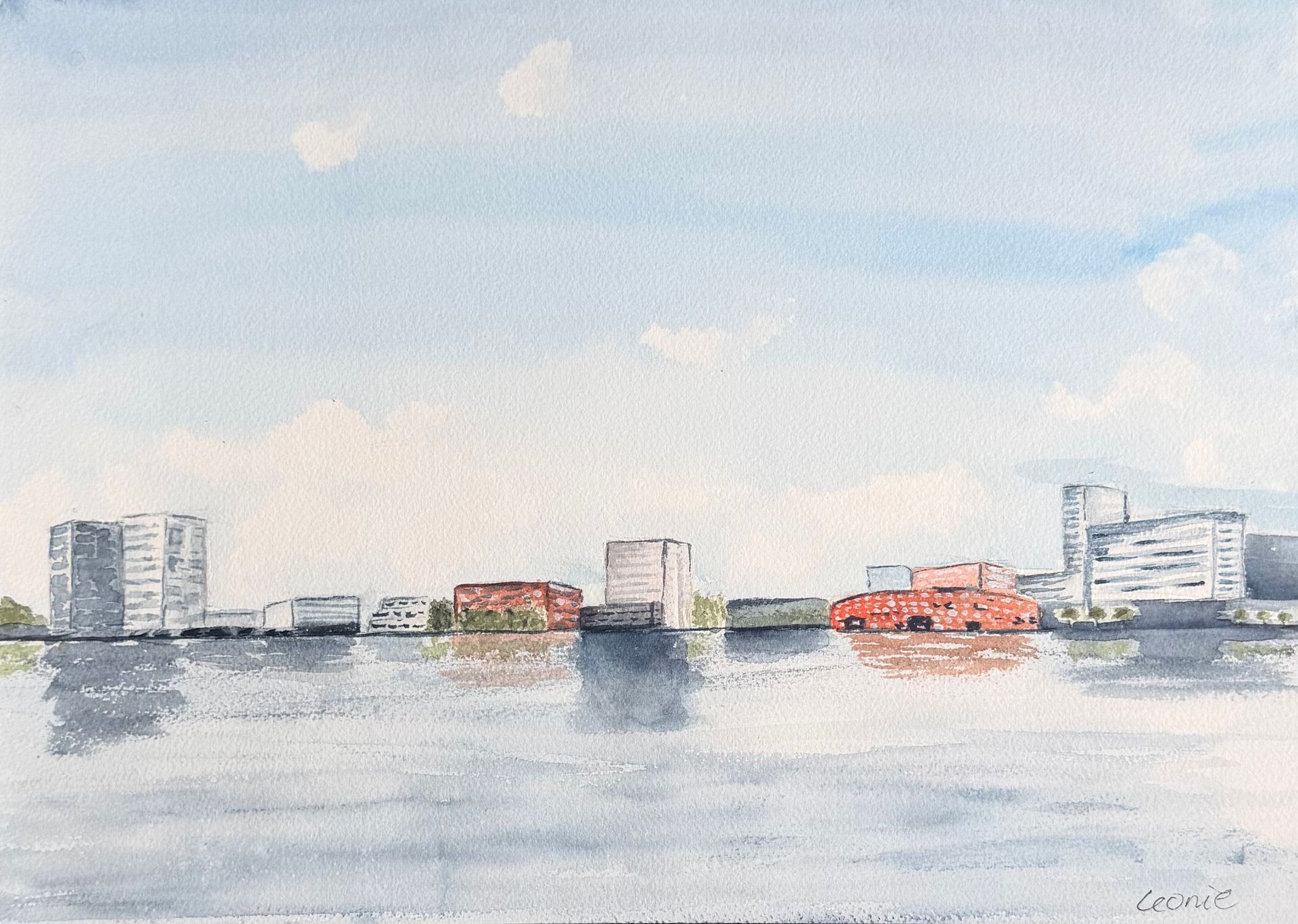 Met de hand een zacht aquarellandschap schilderen op een schetsblok met een penseel.