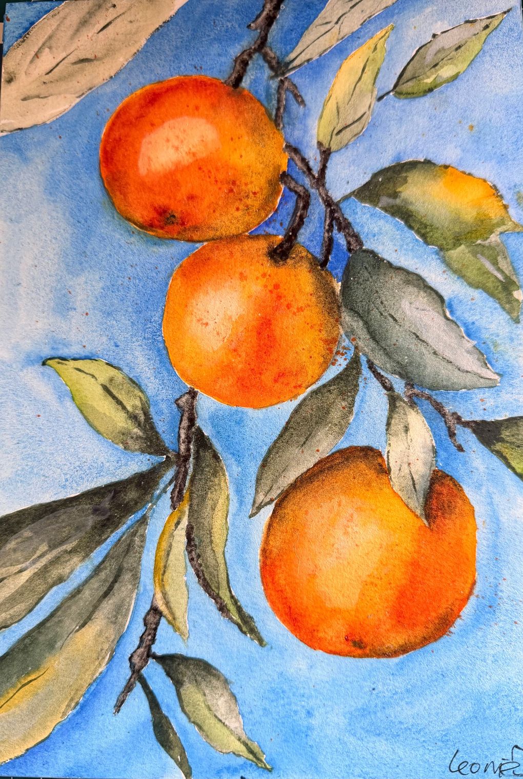 Abstracte aquarel in roze, geel en blauw op een witte vensterbank tegen een muur.