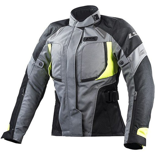Scheda Tecnica: La nuova Giacca Moto LS2 Phase è realizzata in tessuto tecnico Fodera interna Membrana Impermeabile e traspirante fissa Imbottitura interna termica removibile Sistema di ventilazione con prese d'aria cn cerniera e magnete Colletto realizzato in materiale confortevole Chiusura frontale con cerniera Lunga YKK Predisposizione per aggancio con pantaloni con cerniera YKK Pannelli di rinforzo realizzati in materiale tecnico antiabrasione su spalle Giacca realizzata con un ottimo sistema di areazione Inserti rifrangenti per l'identificazione notturna Cappuccio fisso impermeabile regolabile Regolazione della taglia su braccia e vita polsino regolabile La giacca LS2 Rambla è dotata di ampie tasche: 2 Laterali, 1 Interna completamente impermeabile, 1 sul petto. Sistema di regolazione dell'ampiezza in vita a scomparsa Giacca dotata di Protezioni CE rimovibili su spalle e gomiti EN1621-1: 2012 Livello 1 Predisposta per l'inserimento di protezione schiena (NON INCLUSA) GIACCA CERTIFICATA CE