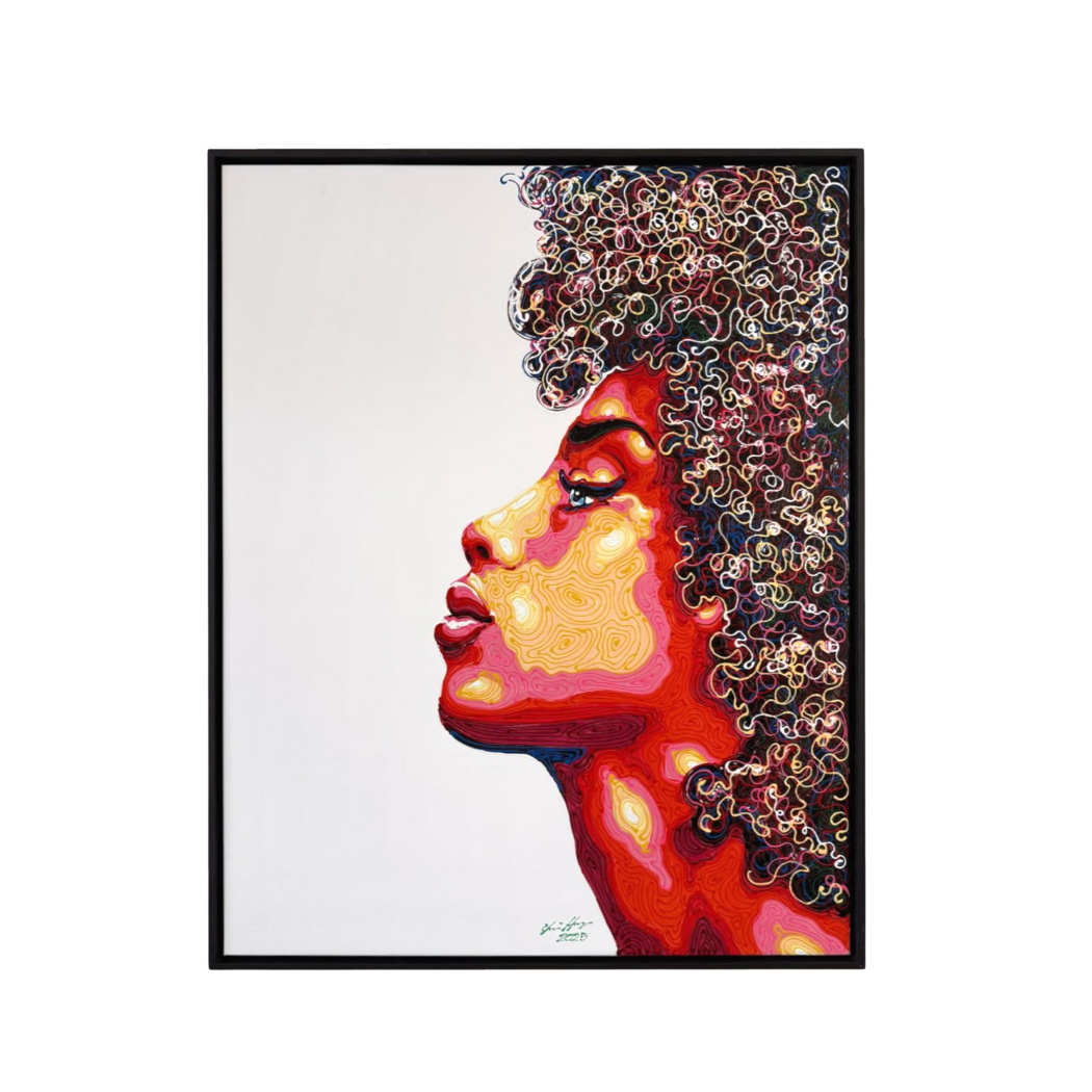 Portret van een persoon met lang, gestructureerd haar en een roze huidskleur, afgebeeld tegen een witte achtergrond.