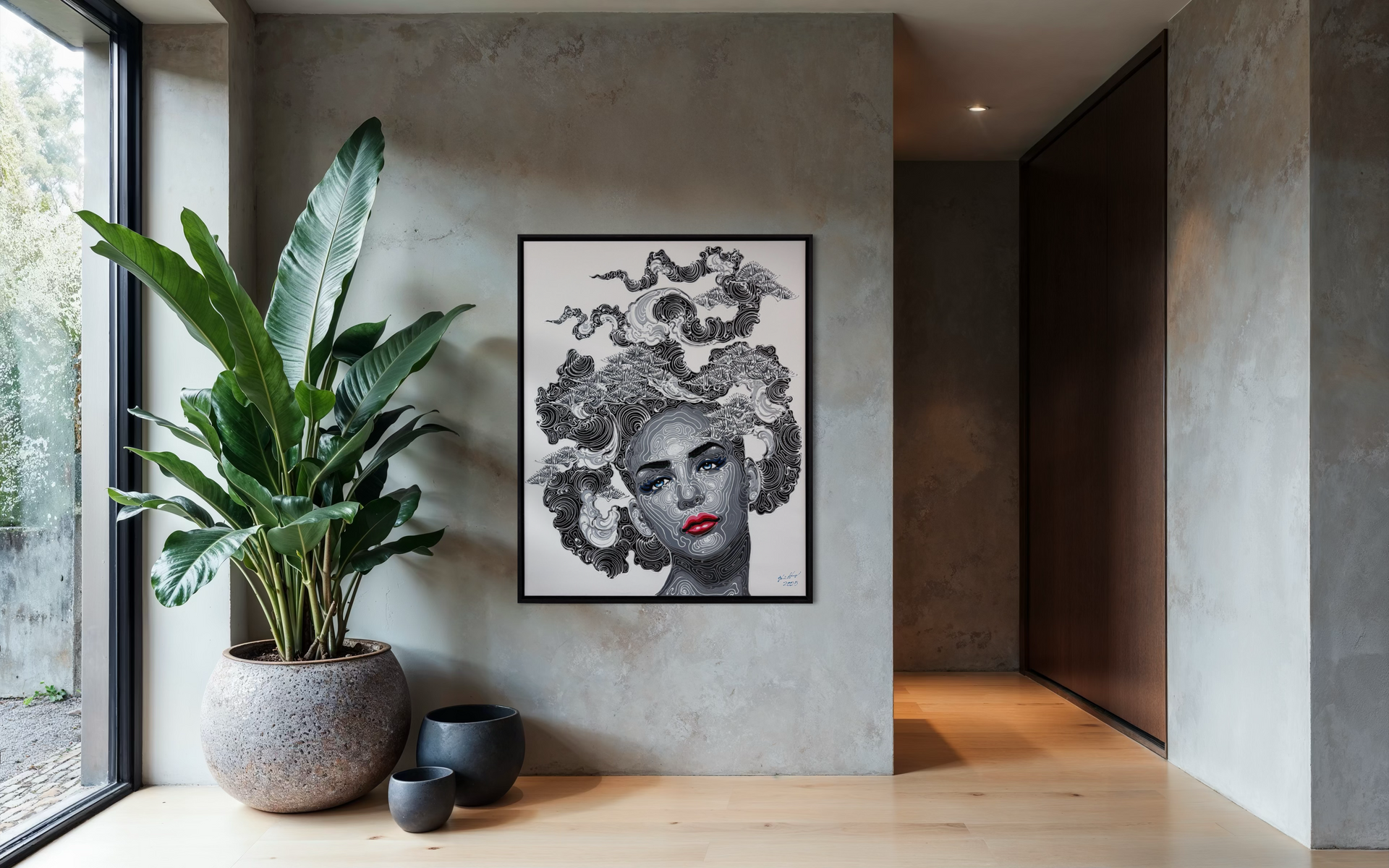 Een groot portret met een bloemenkrans in het haar en rode lippen hangt aan een grijze muur in een moderne hal