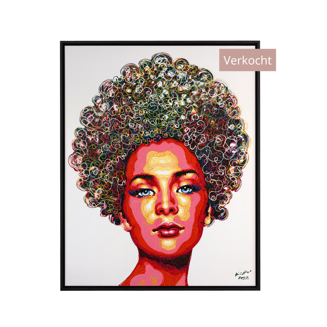 Portret van een vrouw met een felrode huid en een gestructureerde, veelkleurige afro. Ingelijst, met