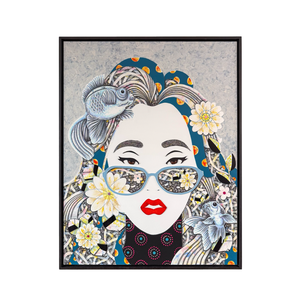 Vrouw met zonnebril, bloemen in haar haar en rode lippenstift. Reflecterende glazen. Bloemen en een visje sieren haar haar.