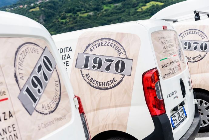 Architetto che esamina planimetrie e schizzi su una scrivania, prendendo appunti in ufficio.