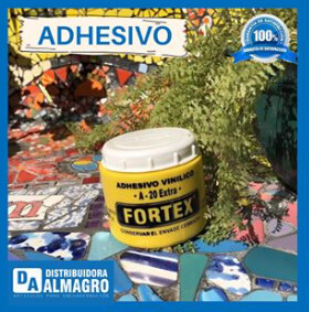 Un frasco de adhesivo Fortex amarillo con tapa azul entre azulejos y materiales para manualidades