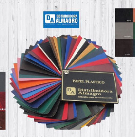 Libro de muestra de hojas de papel de colores de Distribuidora Almagro, desplegadas sobre un fondo blanco.