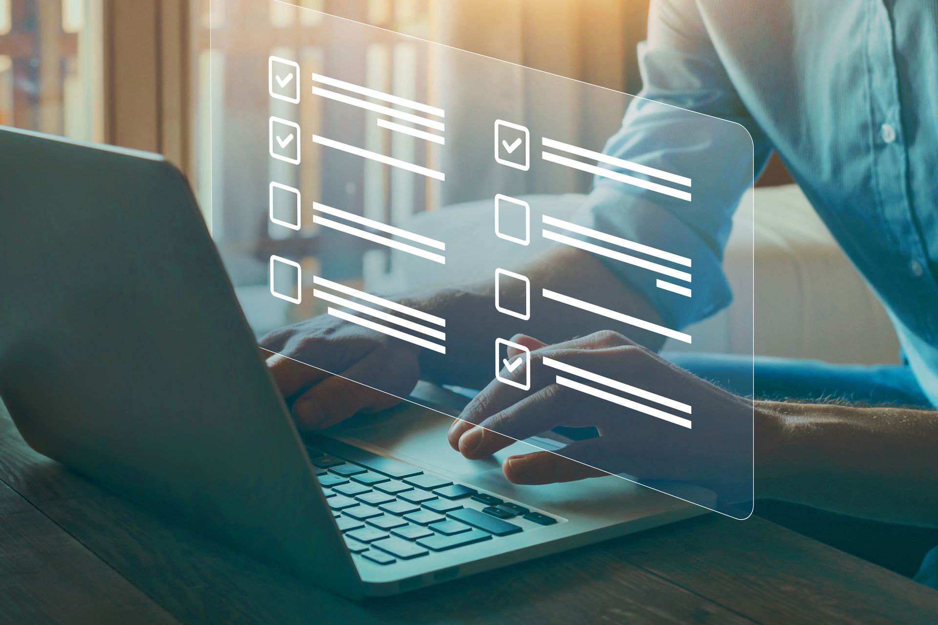una persona está usando una computadora portátil con una lista de verificación en la pantalla .