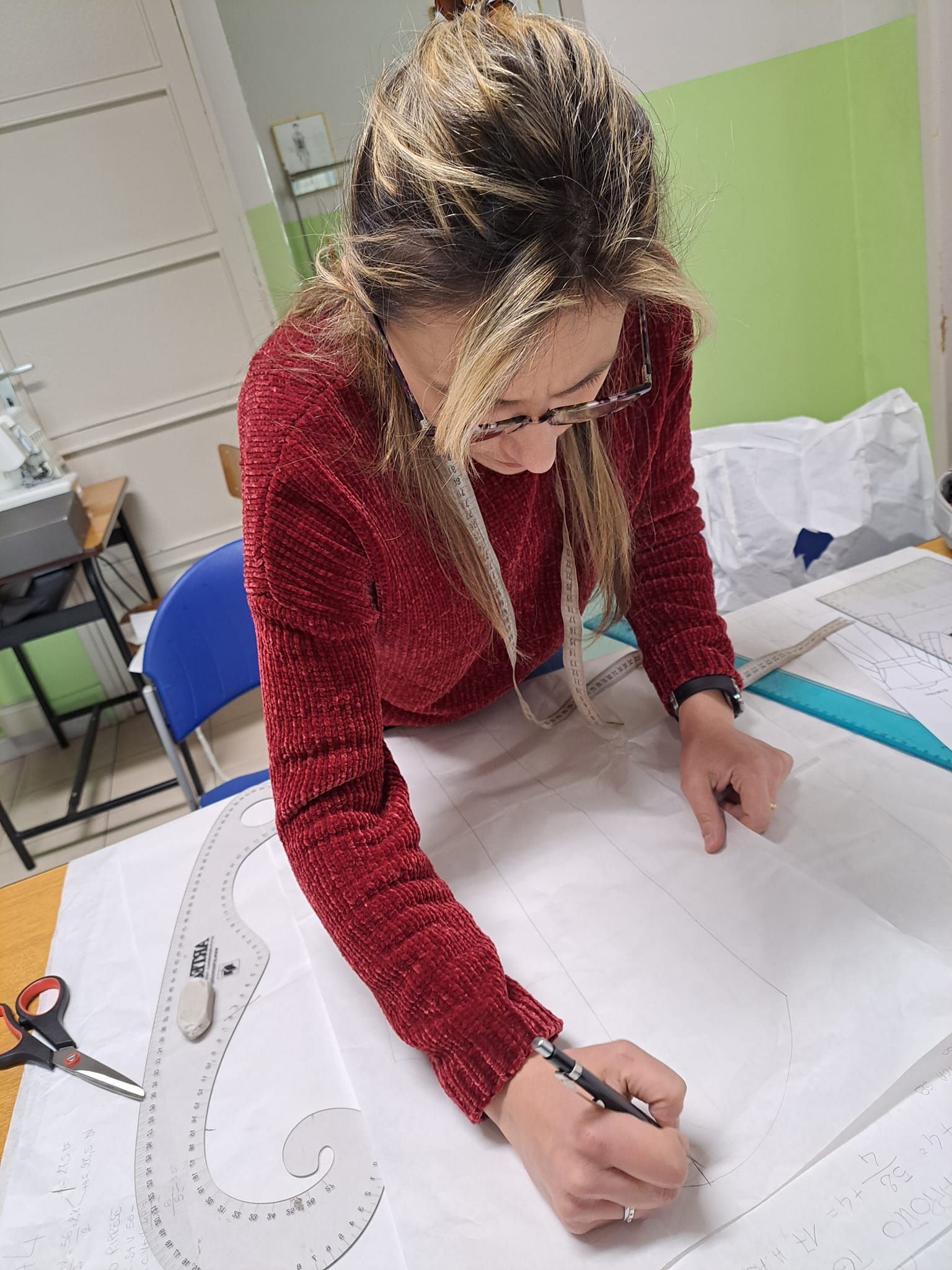 allieva scuola mentre lavora
