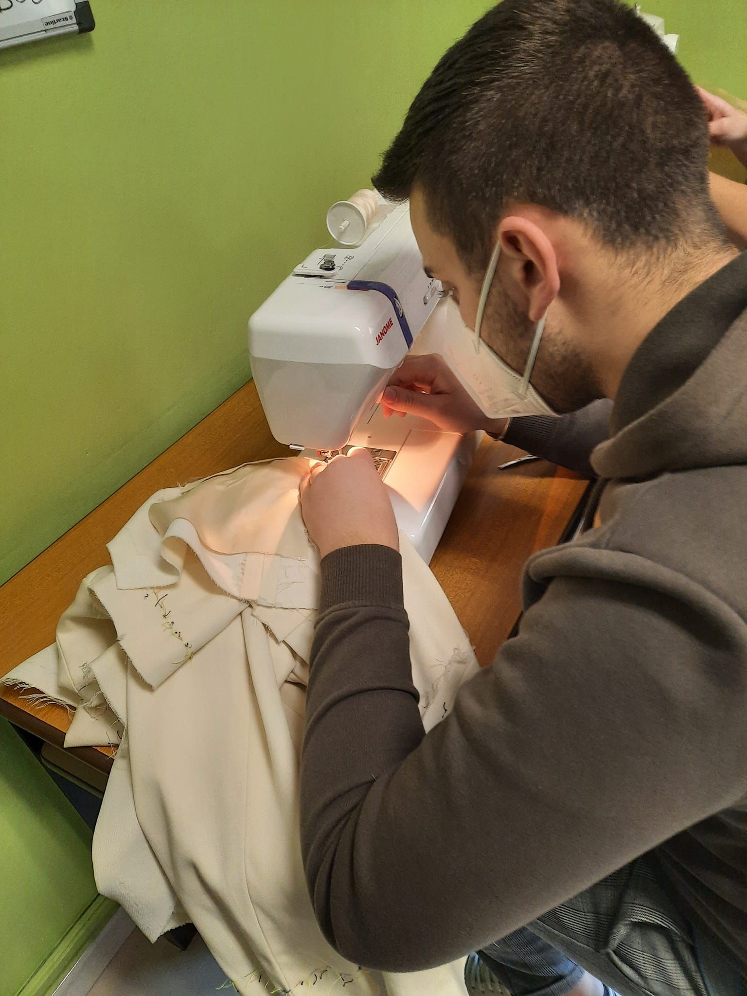 ragazzo che cuce camicia