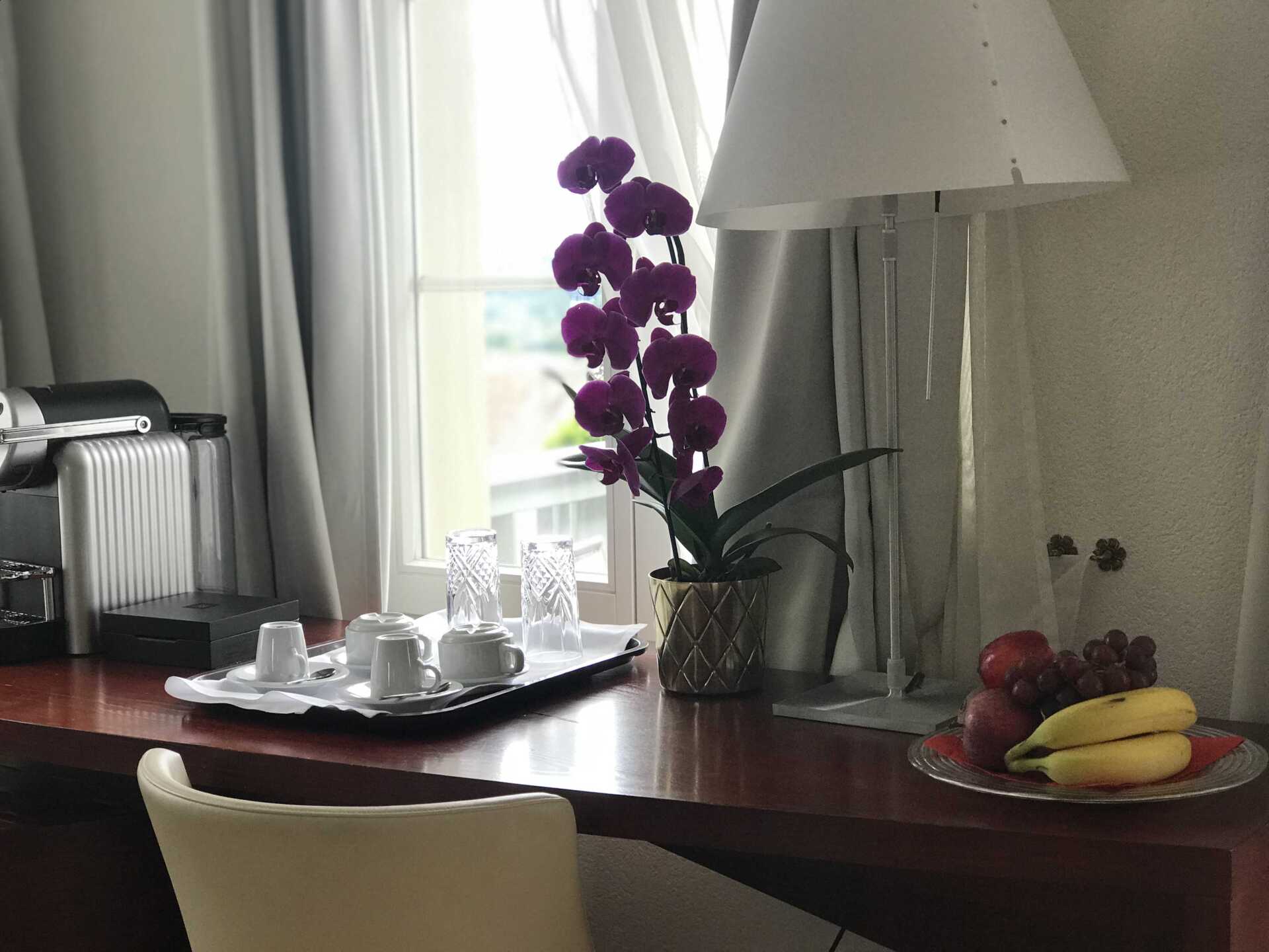 Deluxe Zimmer mit rosa Orchidee