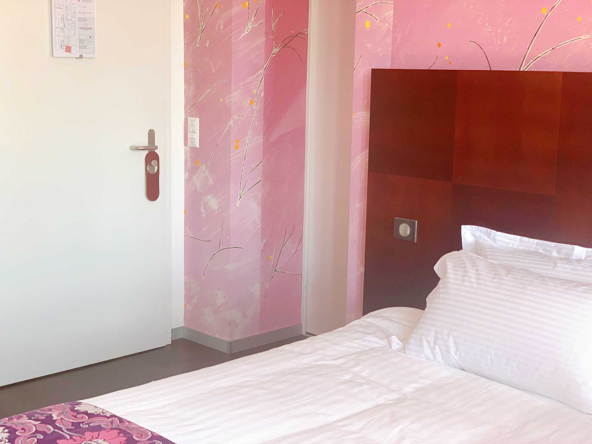 Superior-Zimmer rosa Wände und Dekoration