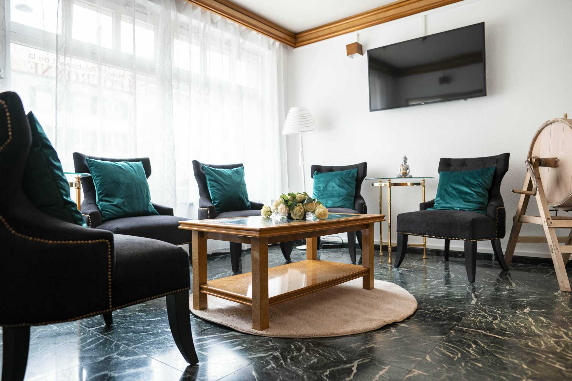 Empfangsbereich und Rezeption - Swiss Hotel la Couronne