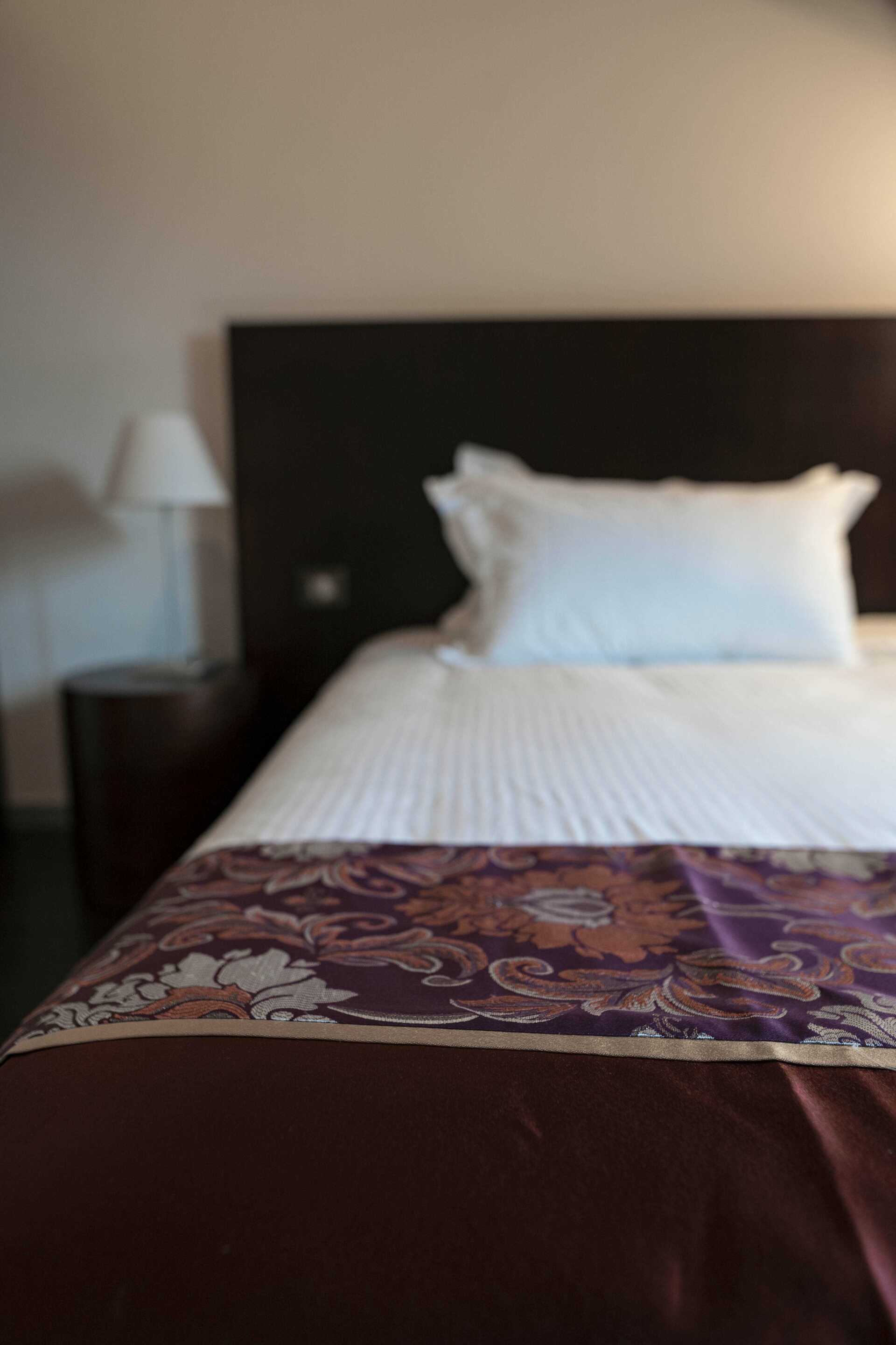 Standardzimmer mit Doppelbett und Kopfkissen