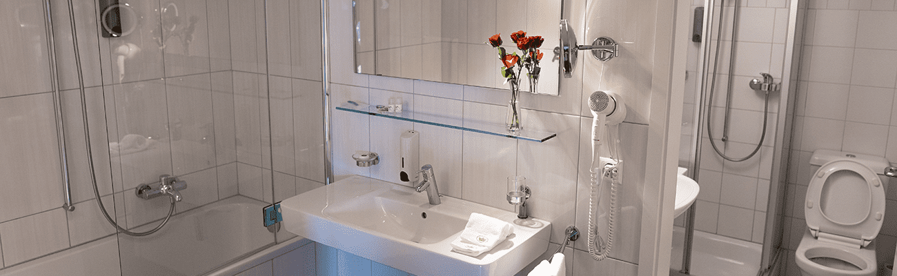 Zimmer suite Swiss Hotel la Couronne- Badezimmer